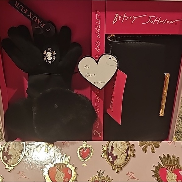 🪷 NIB Betsey Johnson Cameo Gloves & Wristlet Gift Set - Picture 14 of 15